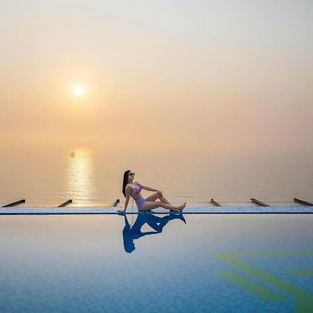 Maximilan Danang Beach Hotel Exterior photo