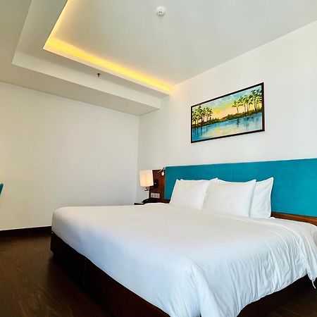 Maximilan Danang Beach Hotel Exterior photo