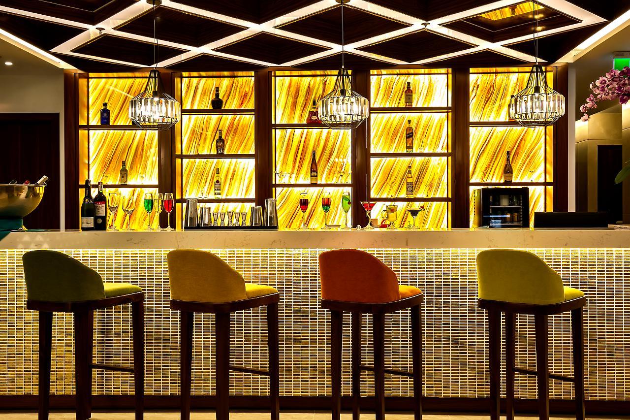 Maximilan Danang Beach Hotel Exterior photo