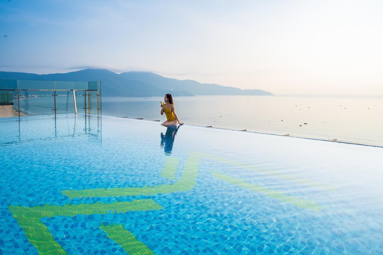 Maximilan Danang Beach Hotel Exterior photo