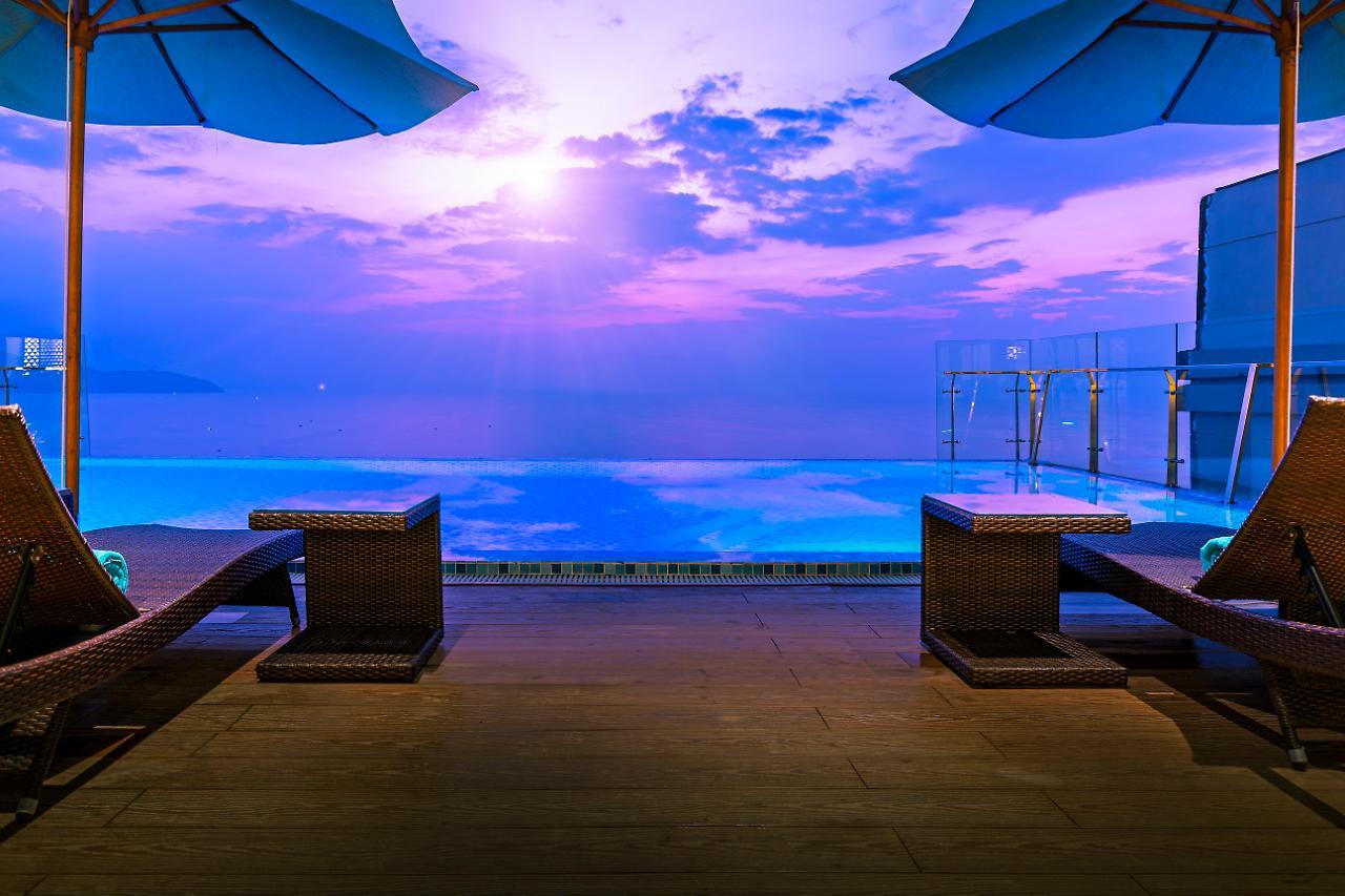 Maximilan Danang Beach Hotel Exterior photo