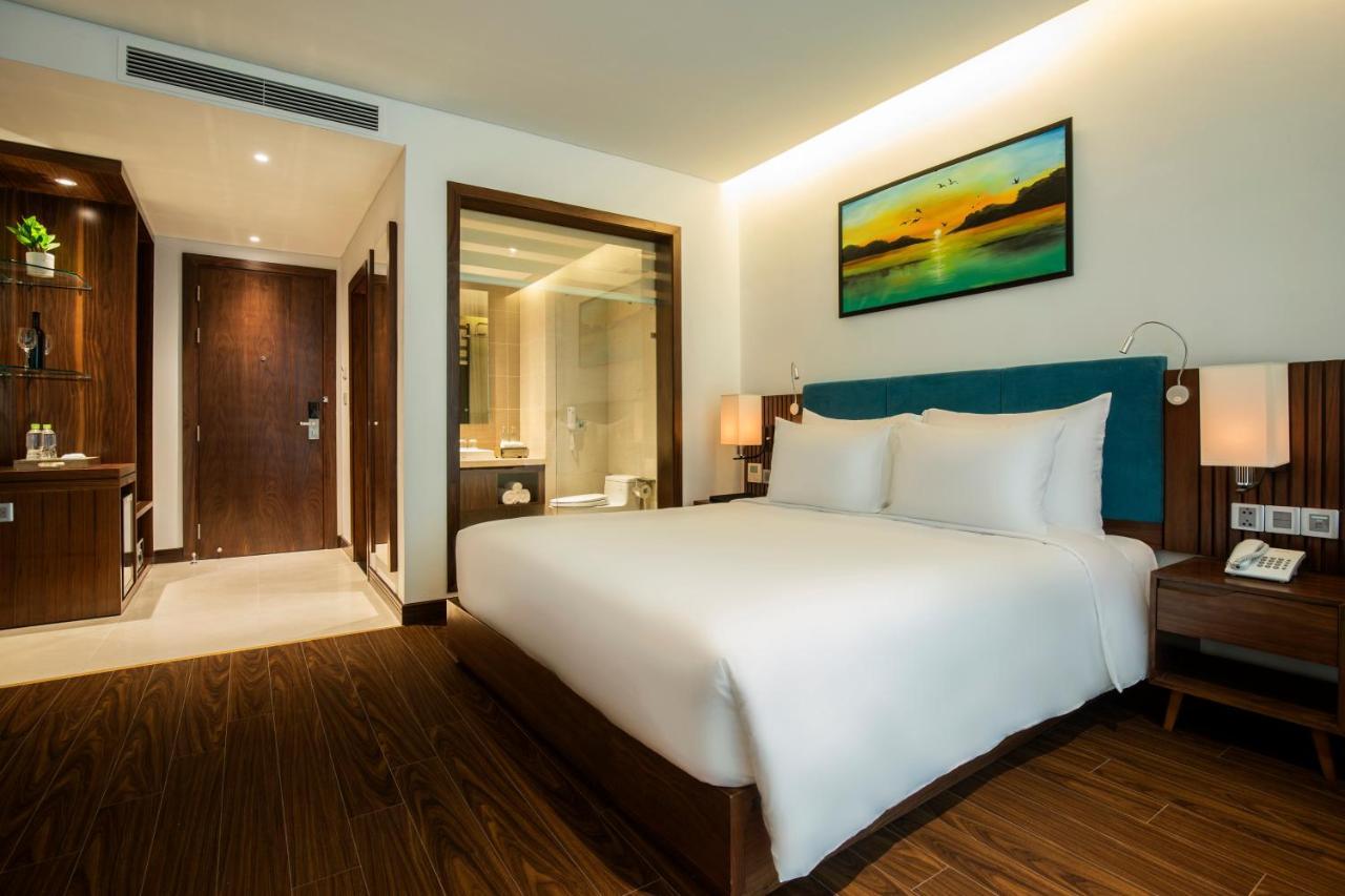 Maximilan Danang Beach Hotel Exterior photo