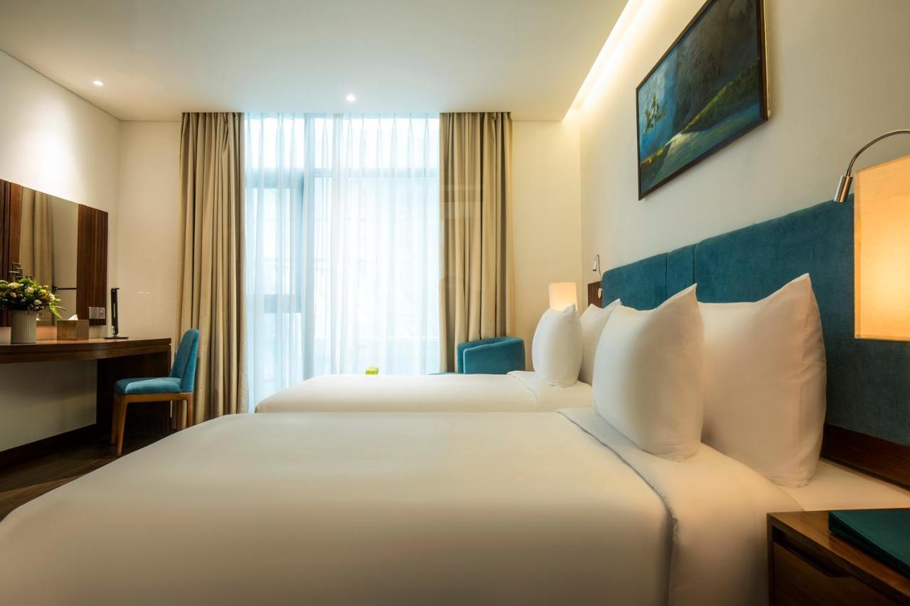 Maximilan Danang Beach Hotel Exterior photo