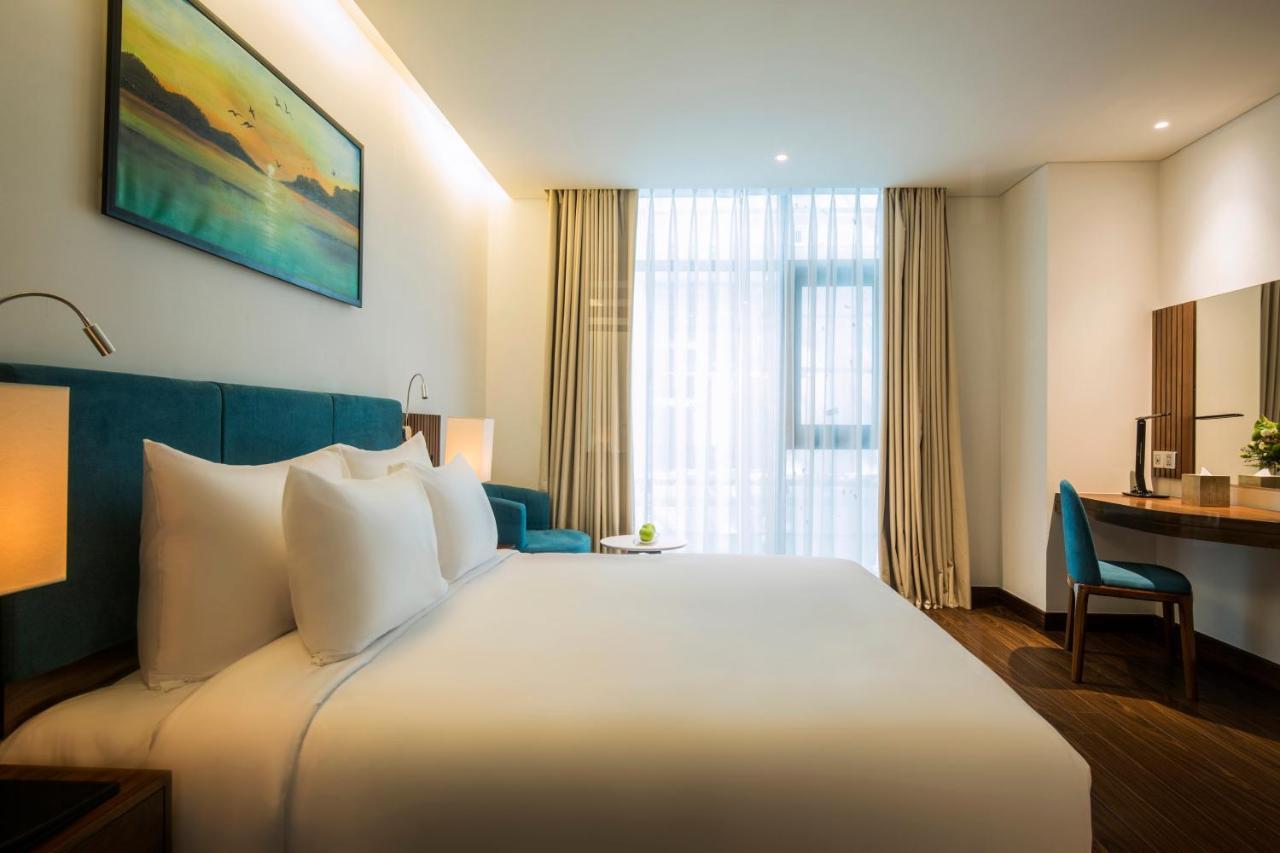 Maximilan Danang Beach Hotel Exterior photo