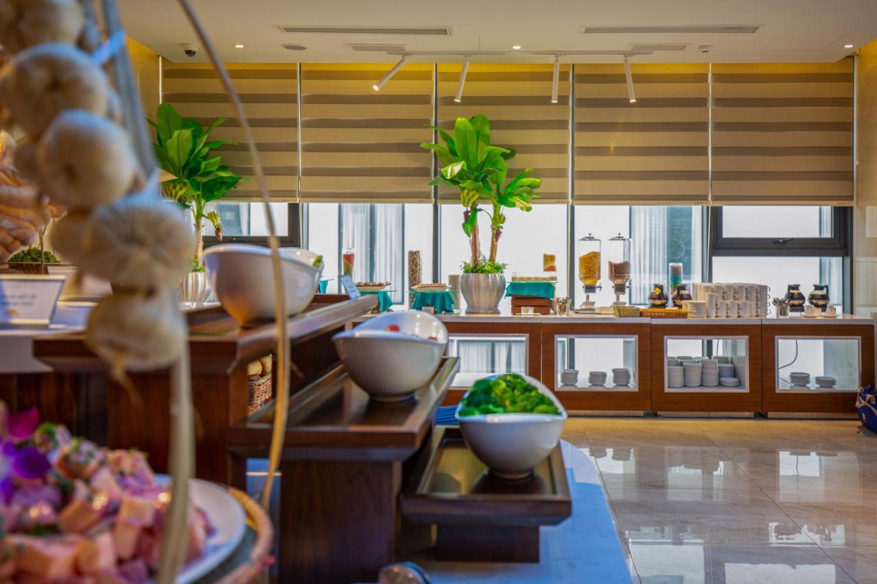 Maximilan Danang Beach Hotel Exterior photo