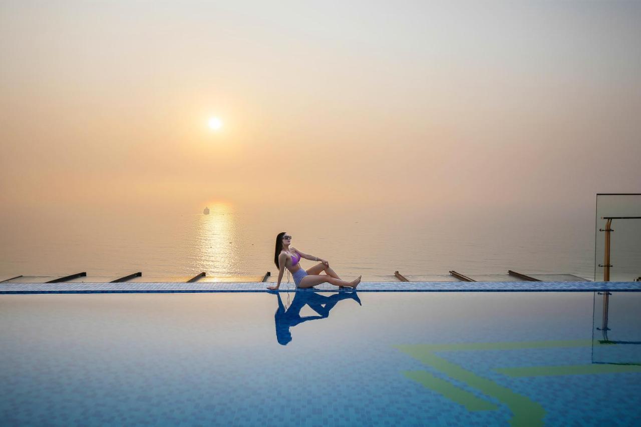 Maximilan Danang Beach Hotel Exterior photo