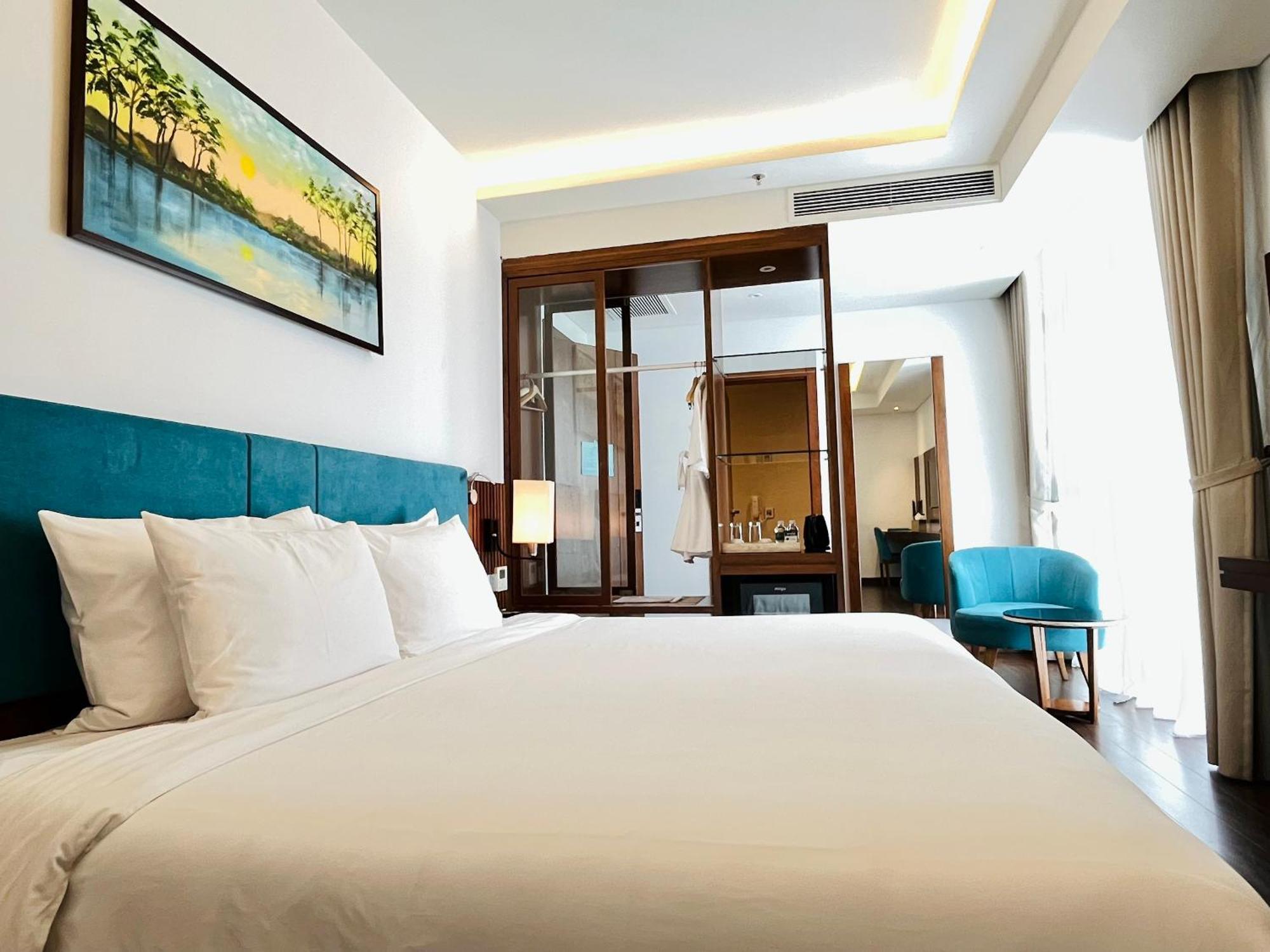 Maximilan Danang Beach Hotel Exterior photo