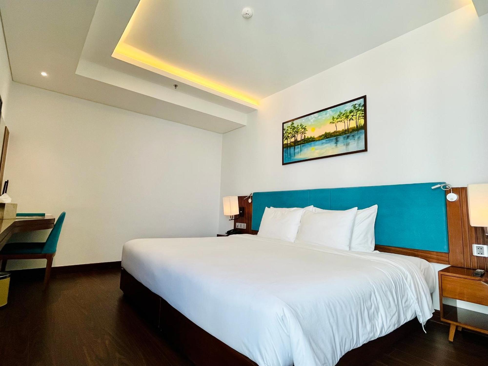 Maximilan Danang Beach Hotel Exterior photo