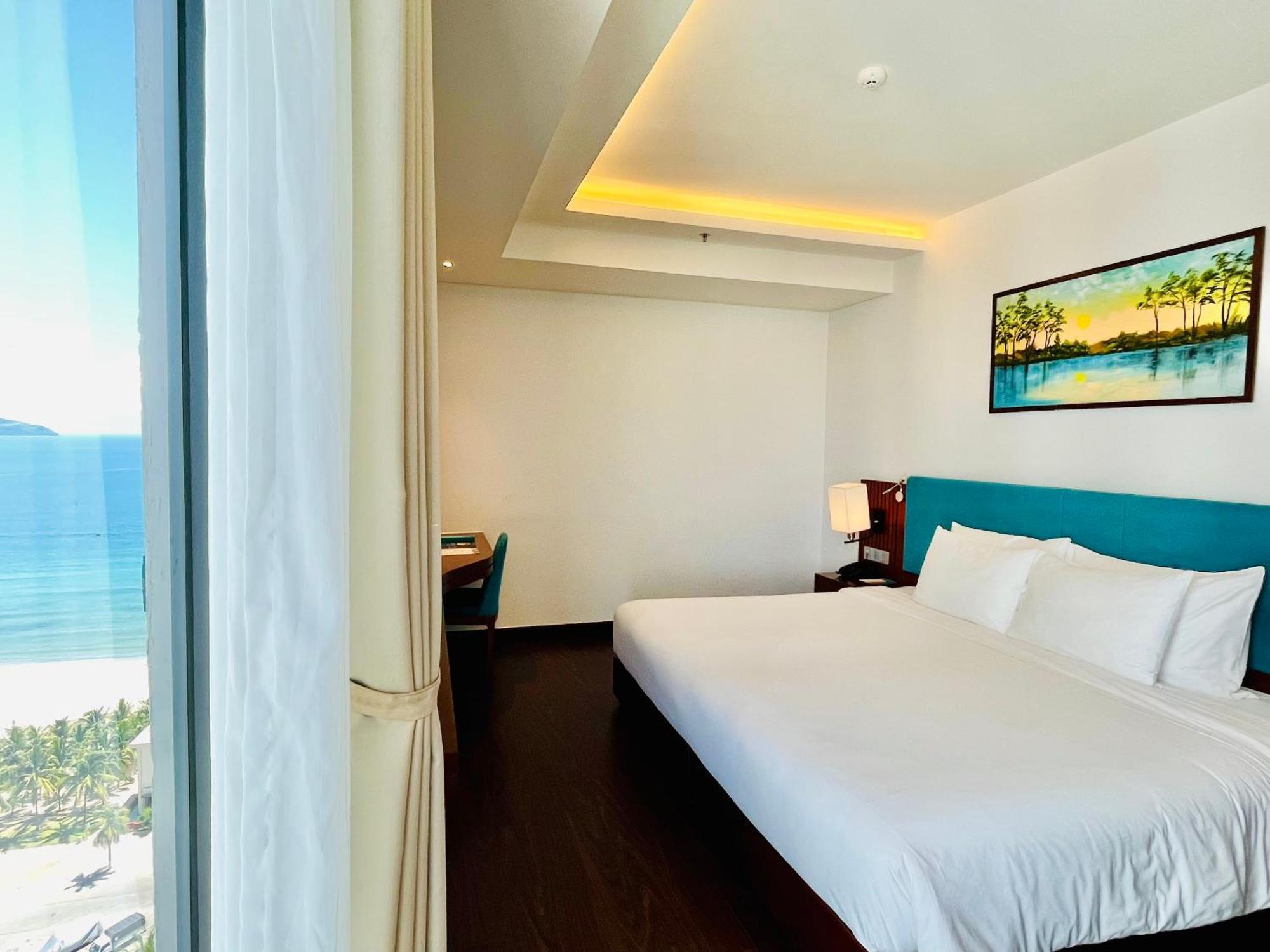 Maximilan Danang Beach Hotel Exterior photo