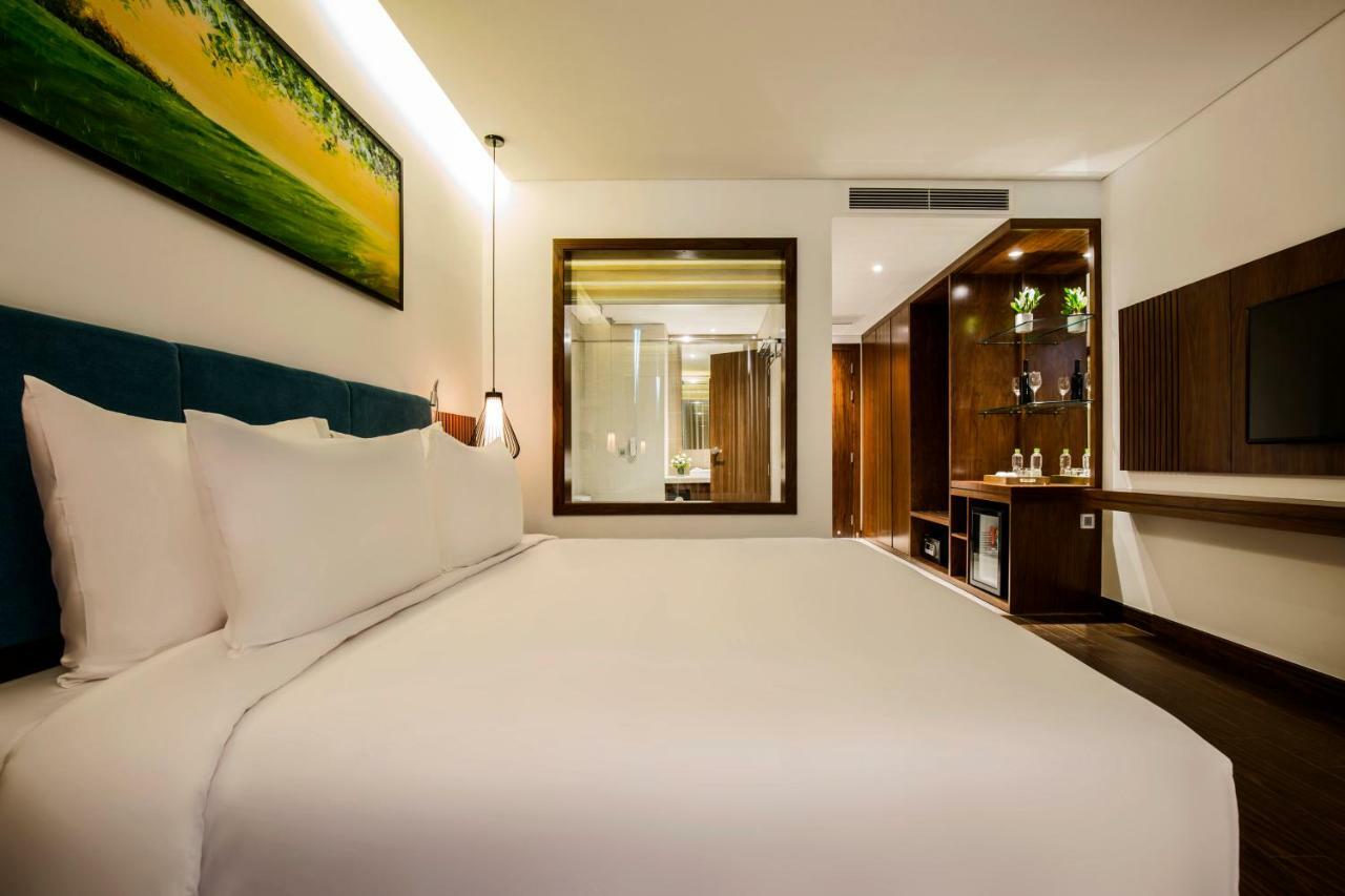 Maximilan Danang Beach Hotel Exterior photo