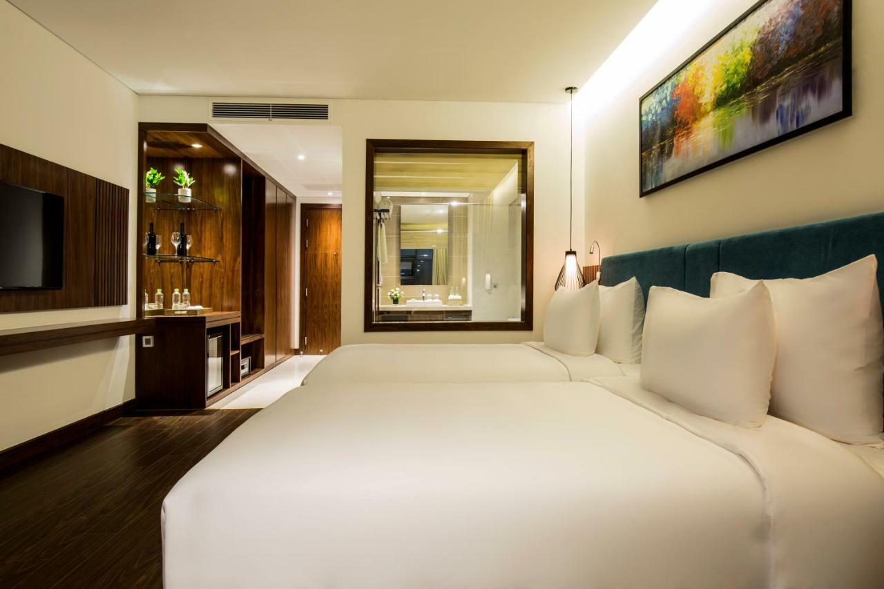 Maximilan Danang Beach Hotel Exterior photo