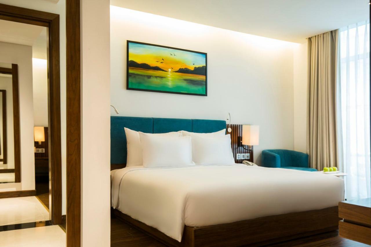 Maximilan Danang Beach Hotel Exterior photo