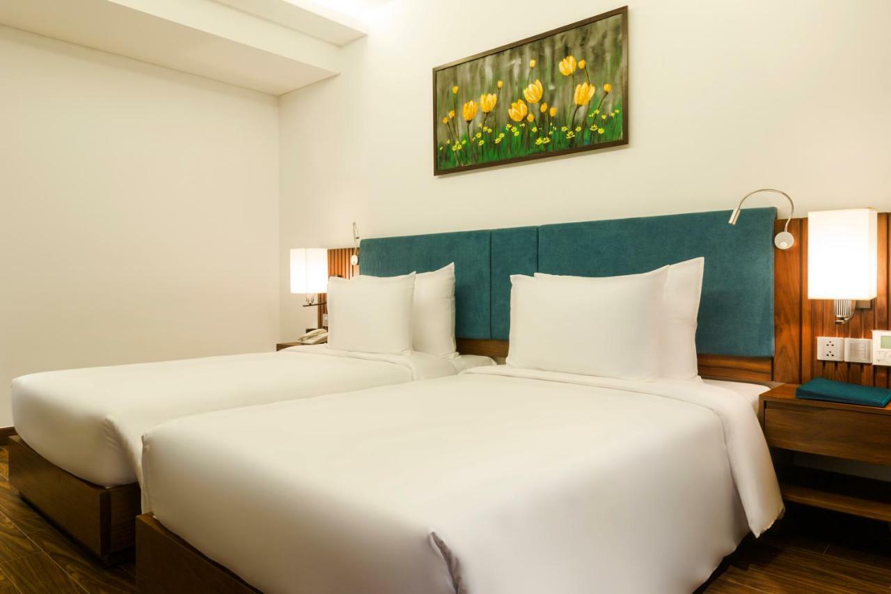 Maximilan Danang Beach Hotel Exterior photo