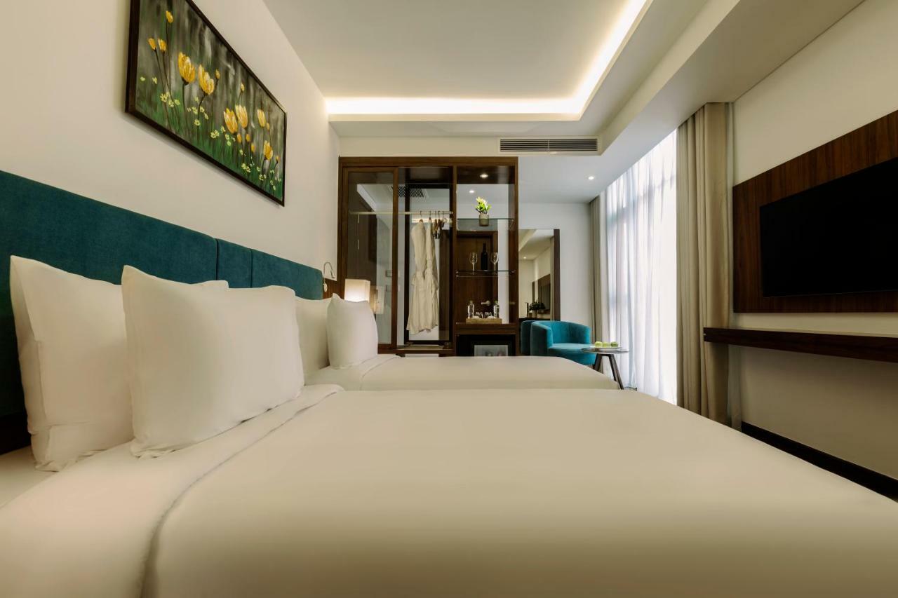 Maximilan Danang Beach Hotel Exterior photo