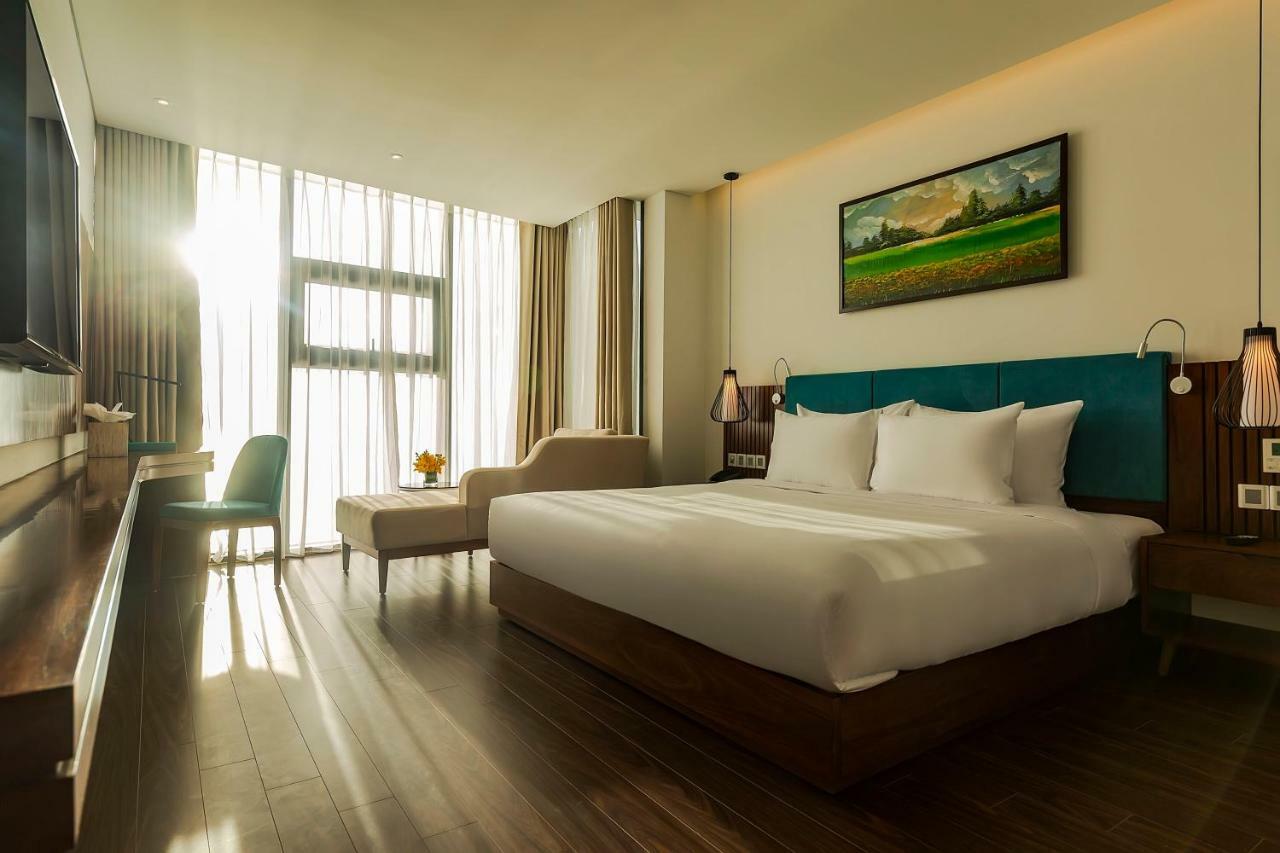 Maximilan Danang Beach Hotel Exterior photo