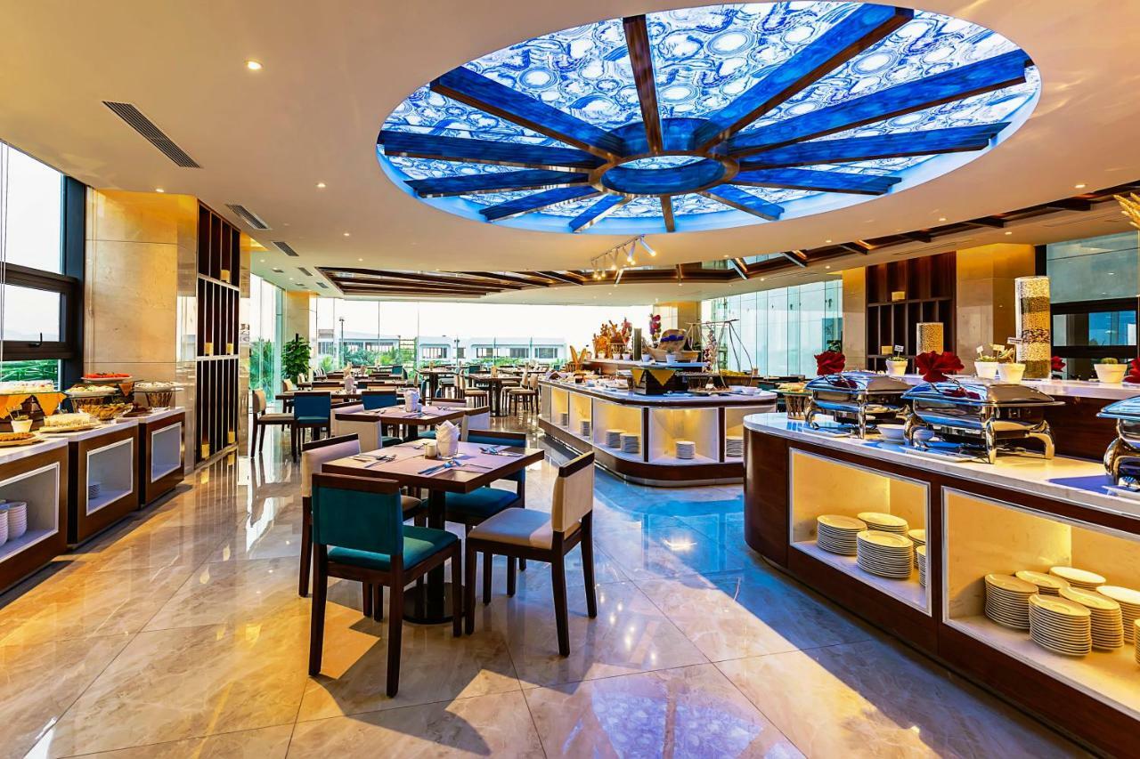 Maximilan Danang Beach Hotel Exterior photo