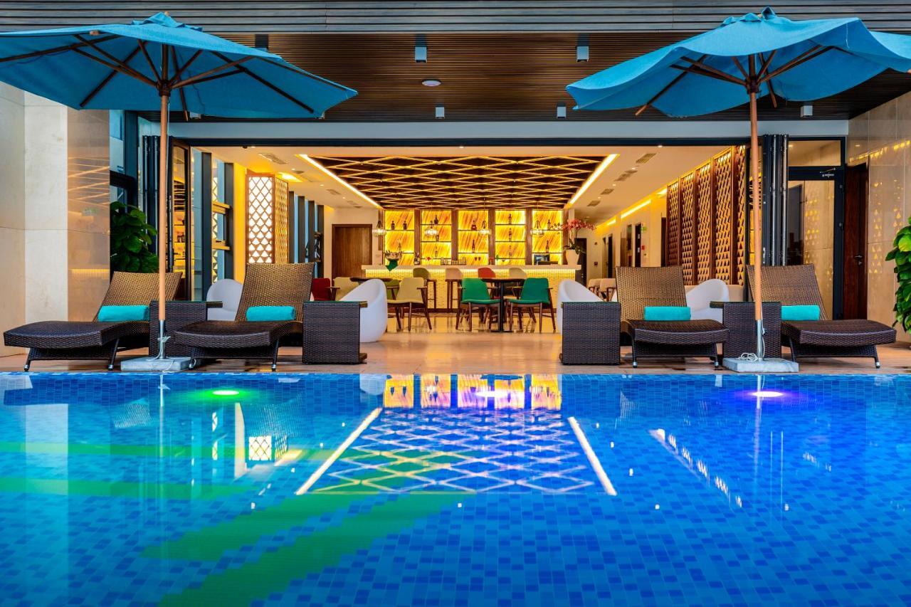Maximilan Danang Beach Hotel Exterior photo