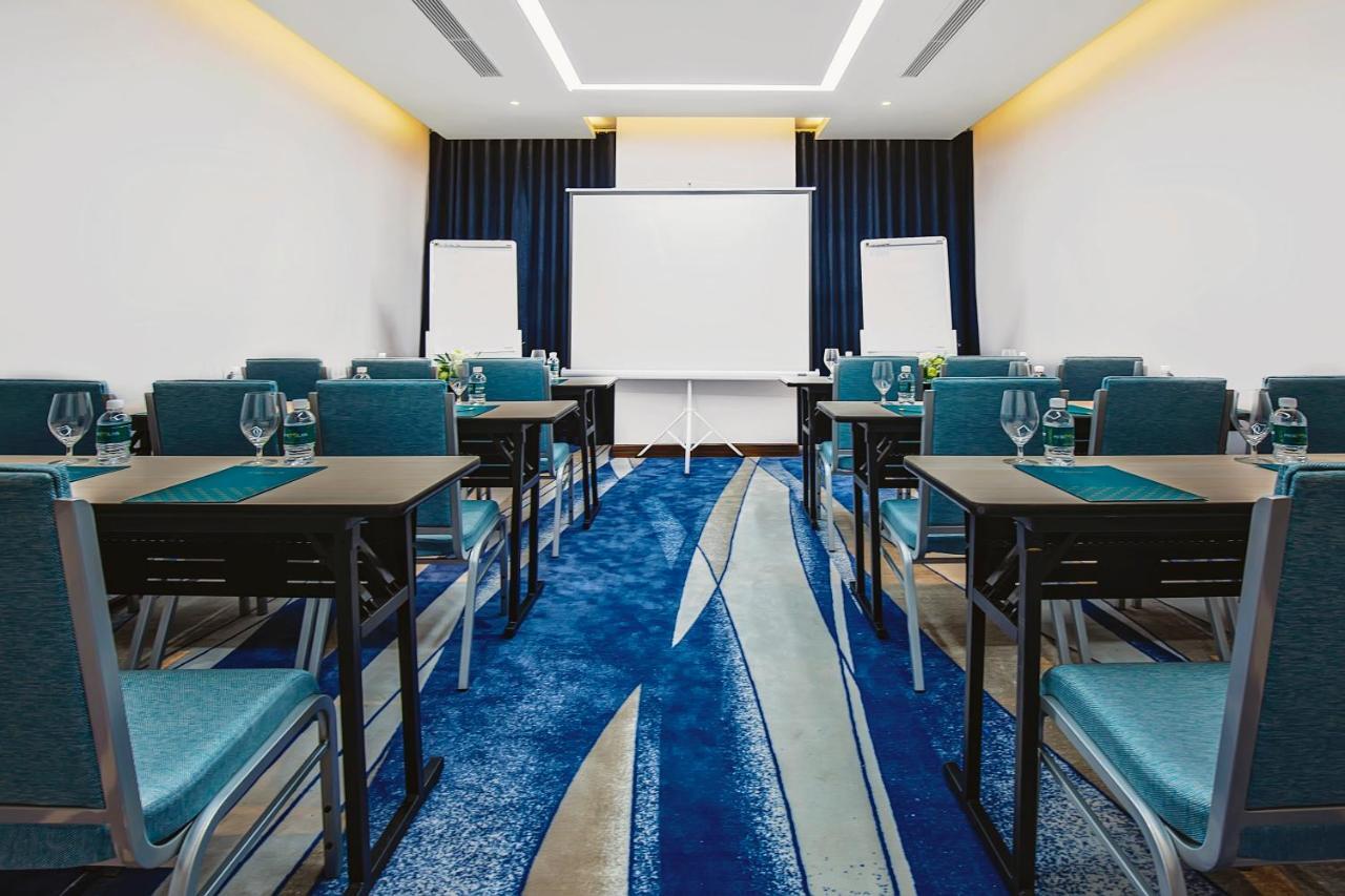 Maximilan Danang Beach Hotel Exterior photo